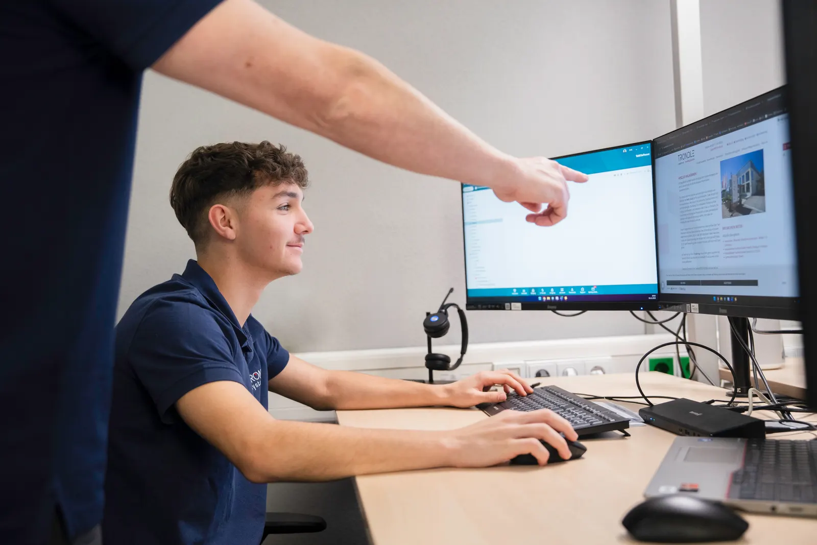 Zwei Kollegen aus dem Support am Bildschirm